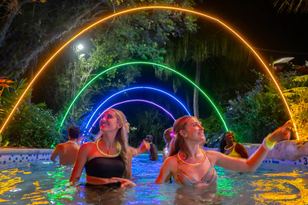 AquaGlow traz luzes, música e muito mais as noites do Aquatica em Orlando