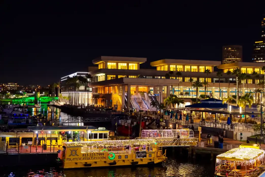 Tampa tem vida noturna com energia contagiante