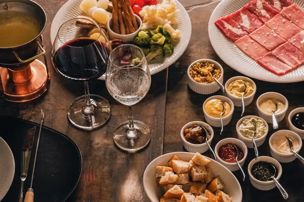 Fondue em Gramado: Casa Lugano lança sequências sofisticadas no Espaço 1976