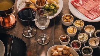 Fondue em Gramado: Casa Lugano lança sequências sofisticadas no Espaço 1976