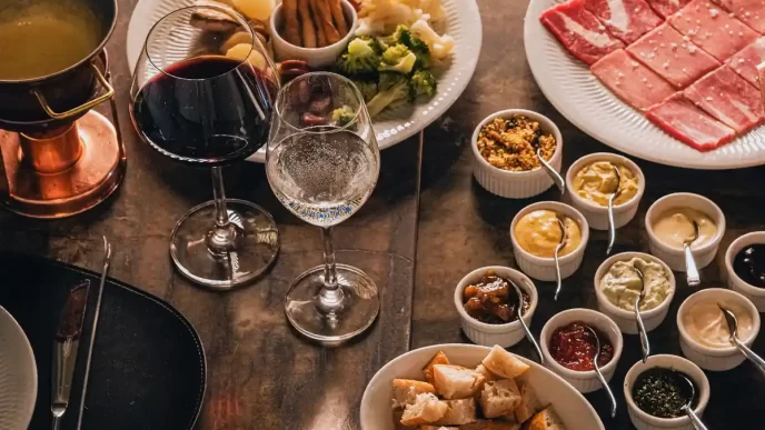 Fondue em Gramado: Casa Lugano lança sequências sofisticadas no Espaço 1976