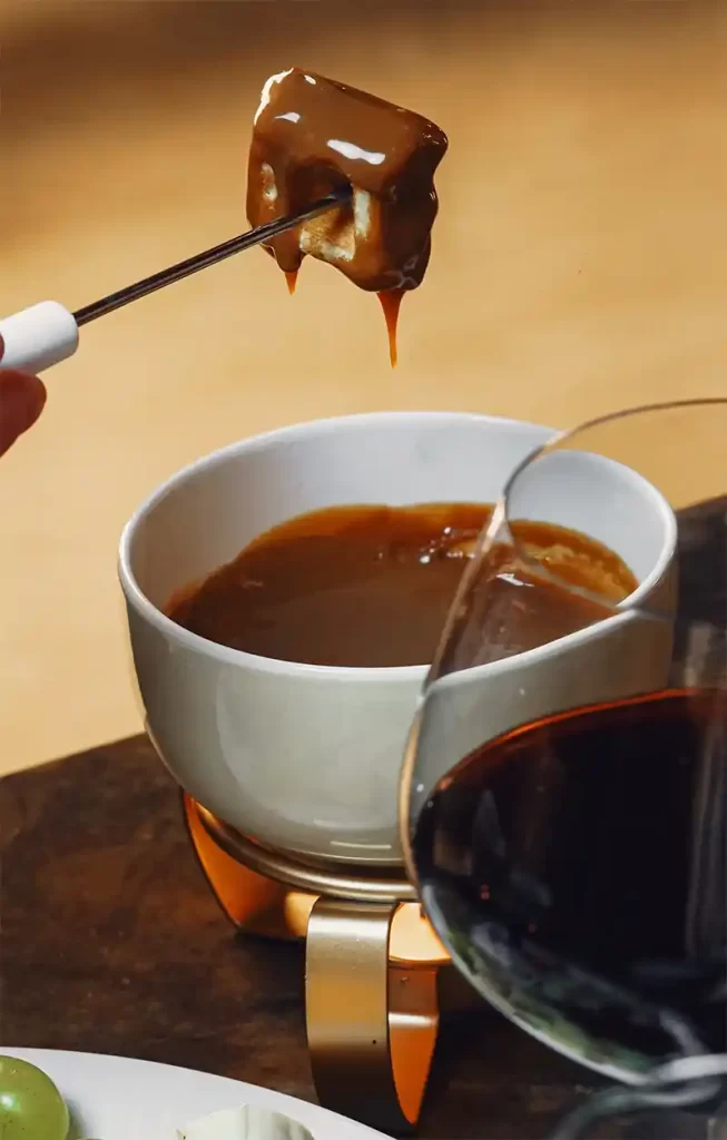 Fondue em Gramado: Casa Lugano lança sequências sofisticadas no Espaço 1976