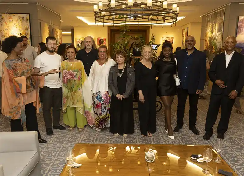 Grupo de Artistas da exposição, incluindo a brasileira Rose Fernándes