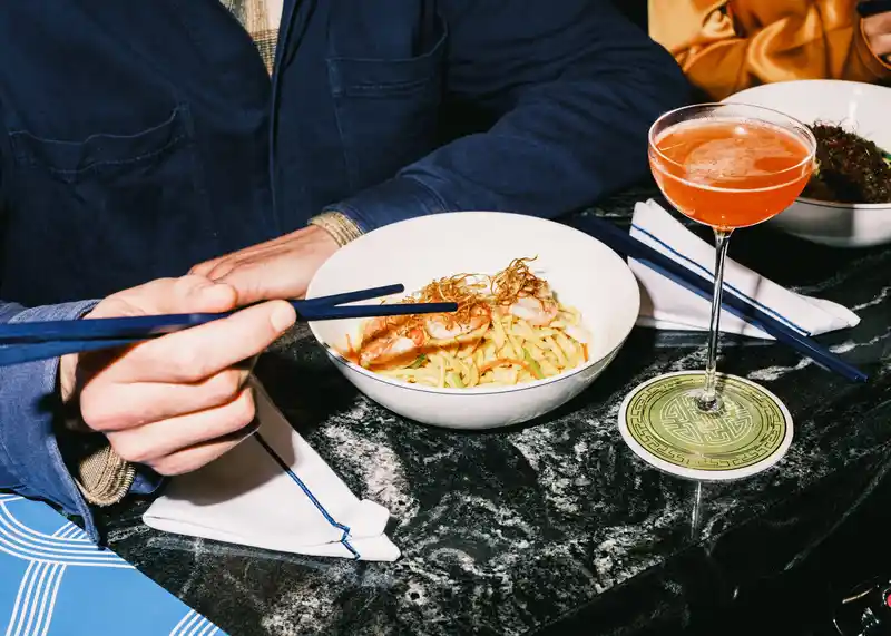 Little Blue Noodle Bar: Novo Hotspot inaugura no hotel The Peninsula London