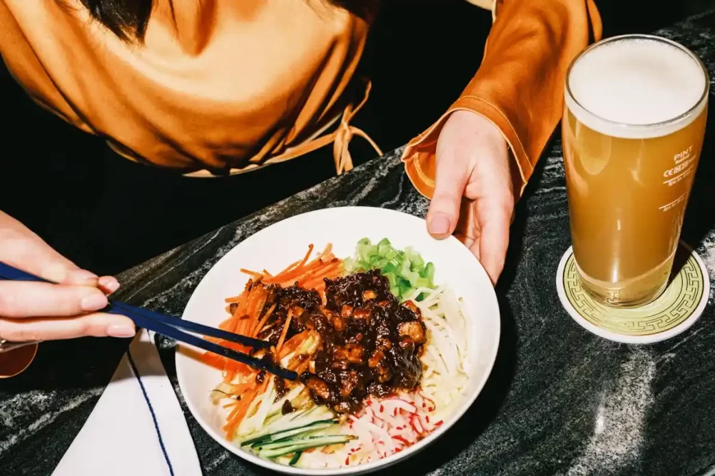 Little Blue Noodle Bar: Novo Hotspot inaugura no hotel The Peninsula London