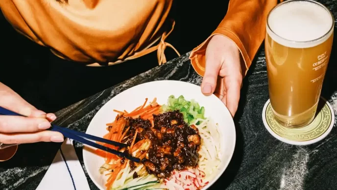 Little Blue Noodle Bar: Novo Hotspot inaugura no hotel The Peninsula London