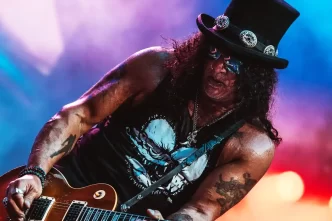 SLASH se une ao Halloween da Universal em LA com casa assombrada, bar e álbum exclusivos