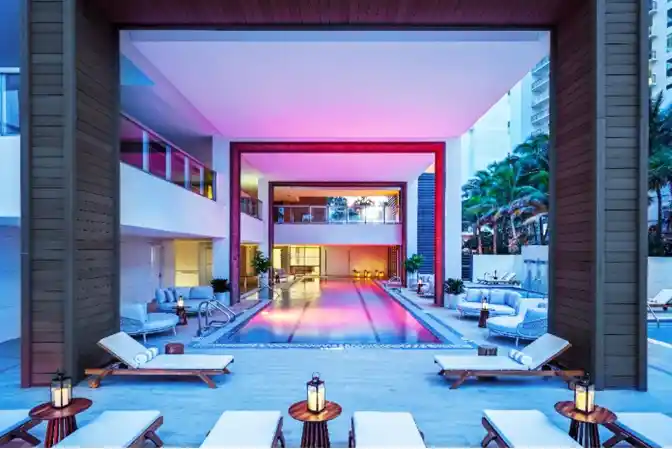 A piscina Aayush no Amrit Ocean Resort. Créditos para Discover The Palm Beaches.