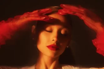 Ariana Grande anuncia tour nos EUA e Reino Unido para 2026