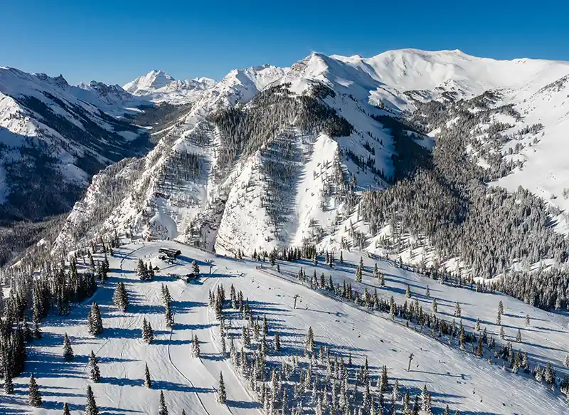 Aspen Snowmass anuncia novidades da temporada de inverno 2025-26 