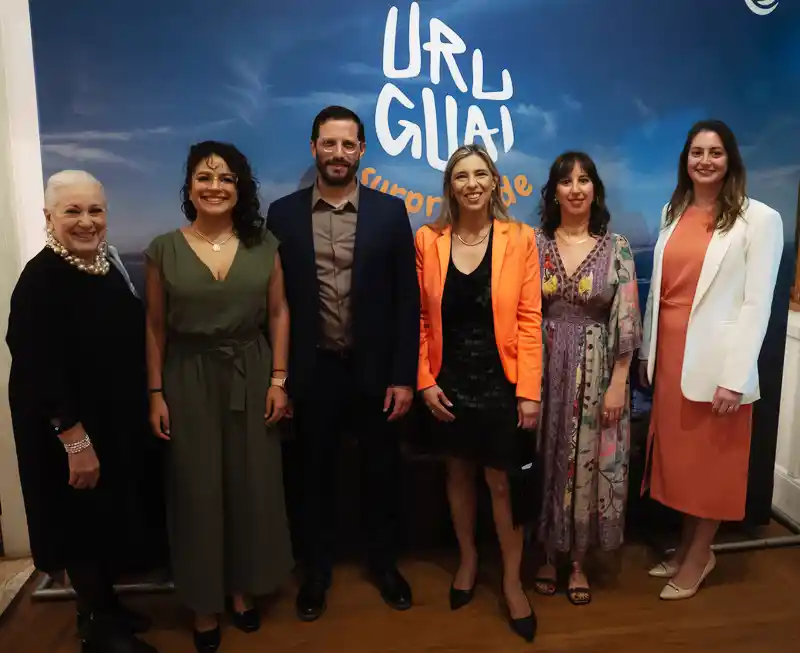 
Leila Chamaa, Secretária do Consulado do Uruguai, Paula Alves, do Departamento de Marketing Mintur; Cristian Pos, diretor nacional de Turismo do Uruguai; Ana Claudia Caram, vice-ministra de Turismo do Uruguai; Soledad Viera, planejamento estratégico em turismo Mintur e Lorena Garcia, cônsul distrital do Uruguai em São Paulo / Crédito: Arthur Barranco
