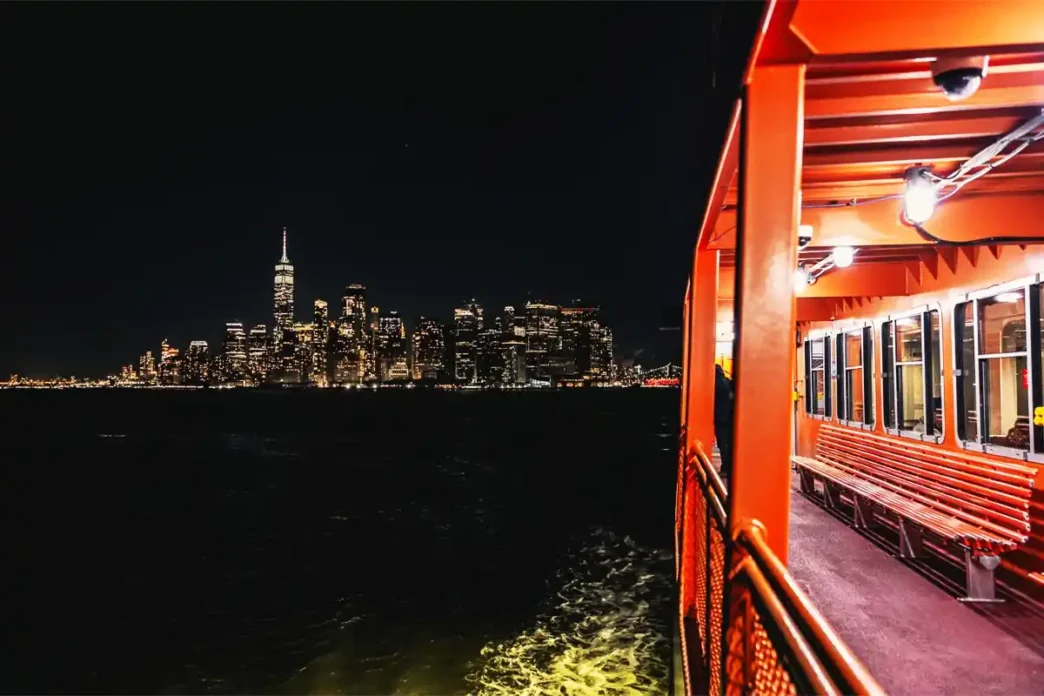 O tradicional ferry que transporta moradores e turistas para Staten Island, um dos cinco distritos nova-iorquinos