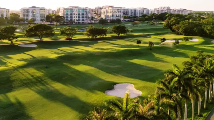 Campo de golfe em Boca Raton reabre renovado