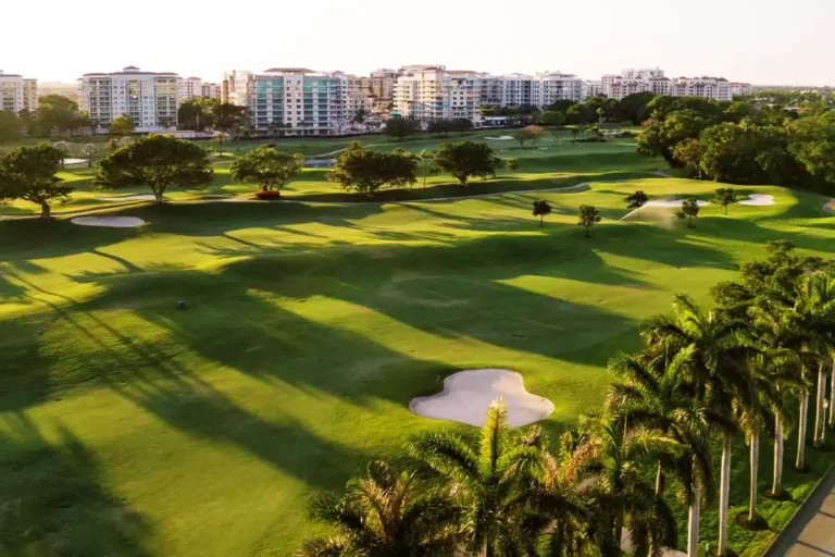 Campo de golfe em Boca Raton reabre renovado